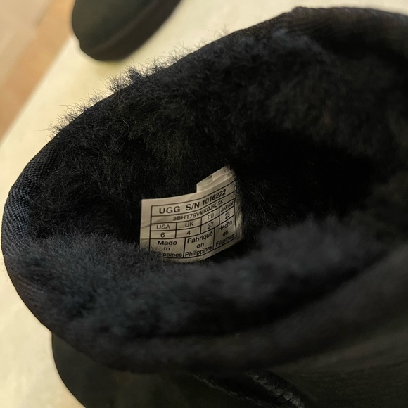 New UGG Women’s Black Classic Mini II Boot, Size 6 - Picture 12 of 13